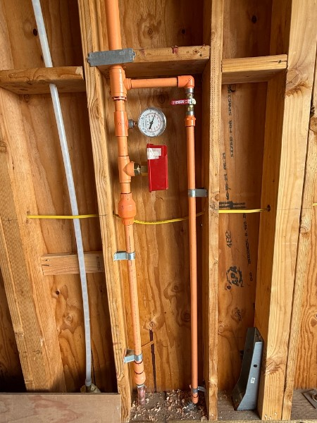 Residential fire sprinkler riser assembly with pressure gauge